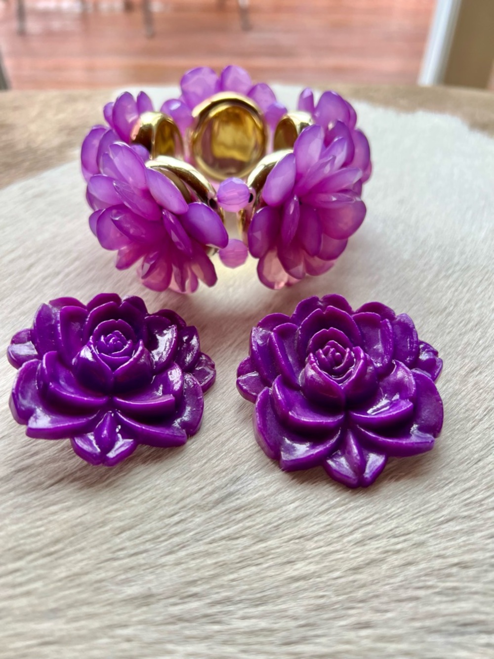PURPLE STRTCH BRACELET & CLIP ON EARRINGS / FLOWERS / VINTAGE